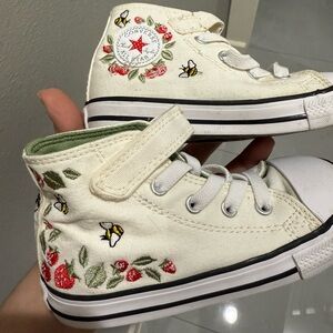 Toddler size 9 converse